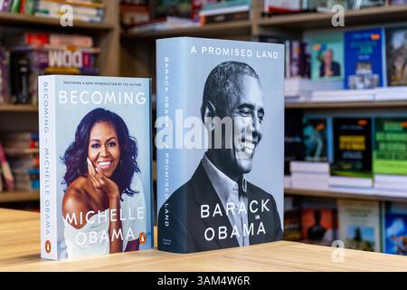 Nahaufnahme von Michelle Obamas werden und Barack Obamas Buch A Promised Land in der Buchhandlung. Stockfoto