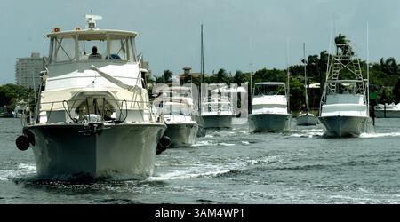 2. September 2004 - USA - KEINE MAGIE--KRT US-NACHRICHTENGESCHICHTE SCHLEPPTE: WEA-FRANCES KRT FOTO VON LOU TOMAN/SOUTH FLORIDA SUN-SENTINEL (MIAMI OUT) (2. September) FORT LAUDERDALE, FL - Boote, geführt von einem Polizeischiff, fahren den New River zum sicheren Hafen vor Hurrikan Frances am Donnerstag, 2. September 2004. (Mvw) 2004 (Kreditbild: © Lou Toman/mct/ZUMAPRESS.com) Stockfoto
