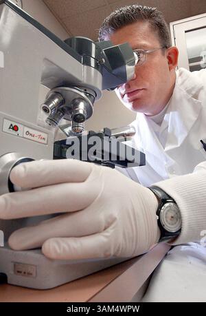 2. September 2004 - USA - KEINE MAGIE, KEINE VERKÄUFE -- KRT US NEWS STORY SCHLEPPTE: MED-VIRUS-MILITÄR KRT FOTO VON MIKE SIEGEL/SEATTLE TIMES (2. Oktober) Karl Miller untersucht eine Kultur in einem Reagenzglas auf das Vorhandensein eines Adenovirus in einem Labor im Madigan Hospital in Fort Lewis in der Nähe von Tacoma, Washington. (smd) 2004. (Bild: © Mike Siegel/mct/ZUMAPRESS.com) Stockfoto