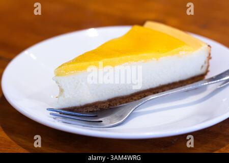 Ein Stück Dayap-Käsekuchen, serviert in einem lokalen Café in Iloilo City, Philippinen. Ein erfrischendes Dessert mit einheimischer Limette und cremiger Füllung. Stockfoto