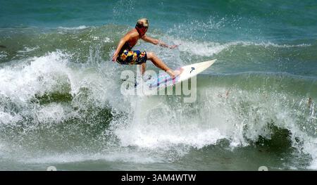 2. September 2004 - USA - KEINE MAGIE--KRT US NEWS STORY SCHLEPPT: WEA-FRANCES KRT FOTO VON ANGEL VALENTIN/SOUTH FLORIDA SUN-SENTINEL (MIAMI OUT) (2. September) MELBOURNE, FL - Oliver Kurtz, 15, aus Vero Beach, Florida, reitet die Wellen, während die Bewohner am Donnerstag, 2. September 2004 auf Hurrikan Frances warten. (Mvw) 2004 (Bild: © Angel Valentin/mct/ZUMAPRESS.com) Stockfoto