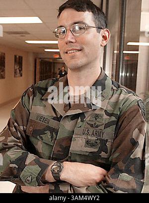 2. September 2004 - USA - KEINE MAGIE, KEINE VERKÄUFE -- KRT US NEWS STORY SCHLEPPTE: MED-VIRUS-MILITÄR KRT FOTO VON MIKE SIEGEL/SEATTLE TIMES (2. Oktober) Dr. Andrew Wiesen, Leiter der Abteilung für Infektionskrankheiten am Madigan Army Medical Center in Tacoma, Washington, findet jedes Jahr Fälle von Adenovirus-Infektion bei Kindern von Dienstmitgliedern. (smd) 2004. (Bild: © Mike Siegel/mct/ZUMAPRESS.com) Stockfoto