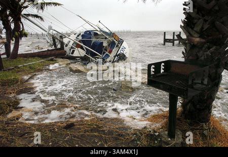 5. September 2004 - USA - KEINE MAGIE, KEINE VERKÄUFE BIS 19. SEPTEMBER 2004 -- KRT US-NACHRICHTEN SCHLEPPTE: WEA-FRANCES KRT FOTO VON ROBERT DUYOS/SOUTH FLORIDA SUN-SENTINEL (MIAMI OUT) (5. September) MALABAR, FL -- Ein Segelboot wird am Sonntagnachmittag, 5. September 2004, auf dem Indian River in MALABAR, Florida, an der Küste angefahren. (Mvw) 2004 (Bild: © South Florida Sun-Sentinel/mct/ZUMAPRESS.com) Stockfoto