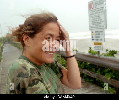 4. September 2004 - USA - KEINE MAGIE--KRT US NEWS STORY SCHLEPPTE: WEA-FRANCES KRT FOTO VON ANGEL VALENTIN/SOUTH FLORIDA SUN-SENTINEL (MIAMI OUT) (4. September) INDIEATLANTIC, FL - Melinda Wong, 45, bedeckt ihr Gesicht vor starken Winden am Strand in Indieatlantic, Florida, als sich Hurrikan Frances am Samstag, 4. September 2004 nähert. (Mvw) 2004 (Bild: © Angel Valentin/mct/ZUMAPRESS.com) Stockfoto