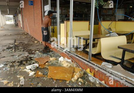 16. September 2004 - USA - KEINE MAGIE, KEINE VERKÄUFE BIS ZUM 30.09.2016 -- KRT US-NEWS STORY SCHLEPPTE: WEA-IVAN KRT FOTO VON CANDACE BARBOT/MIAMI HERALD (16. September) PENSACOLA, FL -- Greg Bachynski aus Pensacola, Florida, kehrt zum Subway Sandwich Shop zurück, wo er arbeitete und am Abend zuvor schloss. Hurrikan Ivan hat das Geschäft zerstört. (cdm) 2004 (Kreditbild: © Candace Barbot/mct/ZUMAPRESS.com) Stockfoto
