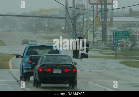 16. September 2004 - USA - KEINE KARTEN, KEINE VERKÄUFE BIS 30.09.2009 -- KRT US-NACHRICHTEN SCHLEPPTEN: WEA-IVAN KRT FOTO VON CANDACE BARBOT/MIAMI HERALD (16. September) PENSACOLA, FL -- Autofahrer in Pensacola, Florida, hatten am Donnerstag, 16. September 2004 mit gefährlichen Straßenbedingungen zu kämpfen, nachdem Hurrikan Ivan das Gebiet durchquert hat. (cdm) 2004 (Kreditbild: © Candace Barbot/mct/ZUMAPRESS.com) Stockfoto
