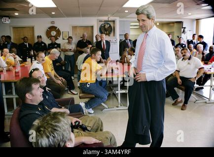 23. September 2004 - USA - KEINE MAGIE, KEINE VERKÄUFE -- KRT US-NACHRICHTEN SCHLEPPTE: KERRY KRT FOTO VON BARTH FALKENBERG/COLUMBUS DISPATCH (23. September) COLUMBUS, OH -- demokratischer Präsidentschaftskandidat Senator John Kerry besucht Feuerwache 1 in der Innenstadt von Columbus, Ohio, am Donnerstag, 23. September 2004. (nk) 2004 (Bild: © Barth Falkenberg/mct/ZUMAPRESS.com) Stockfoto