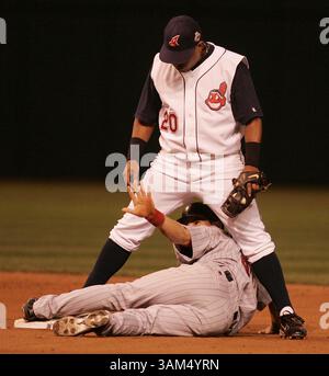 25. September 2004 - USA - KRT SPORTS STORY SLUGGED: ZWILLINGE-INDIANS KRT FOTO VON PHIL MASTURZO/AKRON BEACON JOURNAL (25. September) CLEVELAND, OH - Minnesota Twins Augie Ojeda ist sicher auf der zweiten Basis im achten Inning, als Tribe Second Baseman Ronnie Belliard während der Spielaktion auf Jacob's Field in Cleveland, Ohio, Ohio, am Samstag, 25. September 2004, seinen Platz hält. (nk) 2004 (Bild: © Akron Beacon Journal/mct/ZUMAPRESS.com) Stockfoto