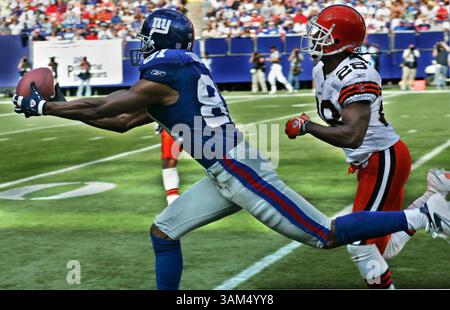 26. September 2004 - USA - KRT SPORTS STORY SLUGGED: BROWNS-RIESEN KRT FOTO VON BOB DEMAY/AKRON BEACON JOURNAL (26. September) EAST RUTHERFORD, NJ -- New York Giants Wide Receiver Amani Toomer holt einen 35-Yard-Pass vom Quarterback Kurt Warner, während Leigh Bodden von den Cleveland Browns das Spiel im dritten Quartal verfolgt. Die Giants besiegten die Browns am Sonntag, den 26. September 2004, in den Meadowlands in East Rutherford, New Jersey. (cdm) 2004 (Kreditbild: © Bob Demay/mct/ZUMAPRESS.com) Stockfoto