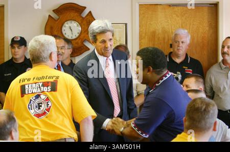 23. September 2004 - USA - KEINE MAGIE, KEINE VERKÄUFE -- KRT US-NACHRICHTEN SCHLEPPTE: KERRY KRT FOTO VON BARTH FALKENBERG/COLUMBUS DISPATCH (23. September) COLUMBUS, OH -- demokratischer Präsidentschaftskandidat Senator John Kerry besucht Feuerwache 1 in der Innenstadt von Columbus, Ohio, am Donnerstag, 23. September 2004. (nk) 2004 (Bild: © Barth Falkenberg/mct/ZUMAPRESS.com) Stockfoto