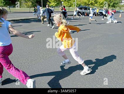 8. September 2004 - USA - KEINE MAGIE, KEINE VERKÄUFE -- KRT US NEWS STORY SCHLEPPTE: MED-NEWFACE-3 KRT FOTO VON JOHN LOK/SEATTLE TIMES (19. November) in der Lage zu atmen und zu laufen und mit Verlassenheit zu spielen nach acht Jahren der Einschränkungen und Operationen ist Brenna wild auf dem Spielplatz. „Was ist der beste Teil der dritten Klasse?“ Robyn fragt im Auto auf dem Weg von der Schule nach Hause. Brenna denkt fest: "Ich denke, ich muss definitiv sagen, die holprige Rutsche." (nk) 2004 (Vielfalt) (Bild: © John Lok/mct/ZUMAPRESS.com) Stockfoto
