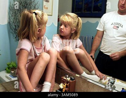 7. September 2004 - USA - KEINE MAGIE, KEINE VERKÄUFE -- KRT US-NEWS-STORY SCHLEPPTE: MED-NEWFACE-3 KRT FOTO VON JOHN LOK/SEATTLE TIMES (19. November) als Brenna aus dem Titankäfig entlassen wird, verbringt sie viel Zeit damit, das Mädchen im Spiegel zu betrachten. Sie studiert sie, macht lustige Gesichter, faltet ihre Nase und spürt ihre Wangen nach. Sie küsst sogar ihr Bild in einem Krankenhausspiegel und verdiente sich ein Schimpfwort von Mom: „Brenna, ich bin so froh, dass du dich selbst liebst, aber das ist einfach eklig“, sagt Robyn und wischt den Lippenabdruck ab. In der Nacht, bevor sie in die dritte Klasse geht, schauen Brenna und ihr Vater noch einmal lange nach Stockfoto