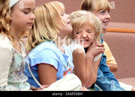 8. September 2004 - USA - KEINE MAGIE, KEINE VERKÄUFE -- KRT US-NEWS-STORY SCHLEPPTE: MED-NEWFACE-3 KRT FOTO VON JOHN LOK/SEATTLE TIMES (19. November) Brenna schließt sich den Klassenkameraden Hannah Larson, links, Tessa Kanwischer und Karlie Hoyle in der Musikklasse an. Brennas Gesicht bleibt leicht verzerrt; ihre Knochen sind gedehnt, aber ihre Haut hat sich noch nicht ganz verfangen und zieht gespannt um ihre Augen. In den nächsten Monaten wird sich ihre Haut über ihren neuen Knochen entspannen. In der Zwischenzeit sagt Brenna: "Wenn sie starren, lächle ich und vielleicht erkennen sie mein Lächeln, und ich sage ihnen einfach: "Ich bin Brenna." (nk) 2004 (Taucher Stockfoto