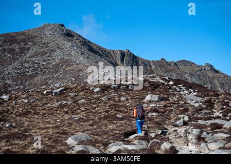 Junge Lauferin auf dem Weg nach Goatfell, Isle of Arran, North Ayrshire, Schottland, Großbritannien. Stockfoto