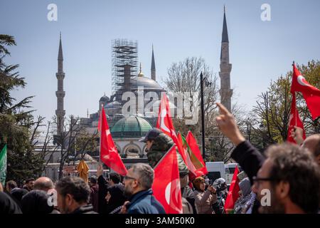 13. April 2025: ISTANBUL, TÜRKEI - 13. APRIL 2025: Tausende marschieren vom Beyazit-Platz nach Sultanahmet in Istanbul, um gegen den Vorschlag von US-Präsident Donald Trumpâ zu protestieren, den Gazastreifen zu übernehmen und seine Bevölkerung zu verdrängen. Demonstranten versammeln sich, um das anhaltende Massaker in Palästina zu stoppen und ihre Solidarität mit dem palästinensischen Volk während des Krieges zwischen Israel und der Hamas in der Gazastreifenklave zu bekunden. (Kreditbild: © Tolga Ildun/ZUMA Press Wire) NUR REDAKTIONELLE VERWENDUNG! Nicht für kommerzielle ZWECKE! Stockfoto