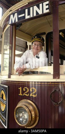 24. September 2004 - USA - KEINE MAGIE, KEIN VERKAUF -- KRT US-NEWS-STORY SCHLEPPTE: SRS-WRK-NORETIREMENT KRT FOTO VON NATHAN HUNSINGER/DALLAS MORNING NEWS (24. Oktober) Nancy Herring arbeitet für die McKinney Avenue Transit Authority in Dallas, Texas, ein Job, den sie liebt, obwohl sie nicht erwartet hatte, noch im Alter von 67 zu arbeiten. (nk) 2004 (Bild: © Nathan Hunsinger/mct/ZUMAPRESS.com) Stockfoto