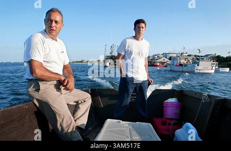 30. September 2004 - USA - KEINE MAGIE, KEINE VERKÄUFE -- KRT US-NEWS-STORY SCHLEPPTE: KAMPAGNENUMGEBUNG KRT-FOTO VON STEVE RINGMAN/SEATTLE TIMES (2. Oktober) zwei Generationen von Cape Cod-Fischern, Bill Amaru, links, und Sohn Jason, fahren aus dem Hafen von Chatham zu ihrem Trawler für eine Nacht zum Fischen in New Bedford, Massachusetts. (nk) 2004 (Bild: © Steve Ringman/mct/ZUMAPRESS.com) Stockfoto