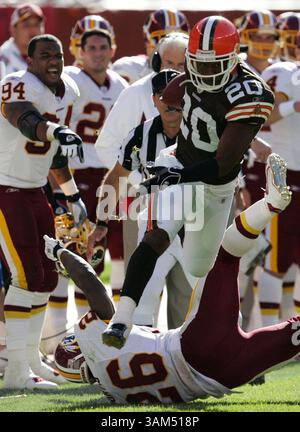 3. Oktober 2004 - USA - KRT SPORTS STORY SLUGGED: FBN-REDSKINS-BROWNS KRT FOTO VON LEW STAMP/AKRON BEACON JOURNAL (3. Oktober) CLEVELAND, OH - Cleveland's Earl Little (20) geht über Washingtons Clinton Portis (26), nachdem er am Sonntag, 3. Oktober 2004 einen Fumble beim Sieg der Browns 17-13 gewonnen hat. (gsb) 2004 (Kreditbild: © Lew Stamp/mct/ZUMAPRESS.com) Stockfoto