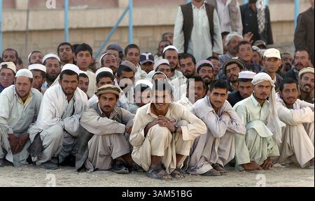 6. Oktober 2004 - USA - KRT WORLD NEWS STAND ALONE FOTO: AFGHANISTAN KRT FOTO VON AARON SUOZZI/FORT WAYNE NEWS-SENTINEL (6. Oktober) KABUL, AFGHANISTAN-- brandneue Rekruten warten darauf, in KMTC (das Kabul Military Training Center), 6. Oktober 2004, zur Grundausbildung für die ANA (Afghan National Army) verarbeitet zu werden. Die US-Armee stellt Mentoren für die Grundausbildung als eine ihrer vielen Rollen in den Koalitionsstreitkräften in Afghanistan zur Verfügung. (lde) 2004 (Bild: © Aaron Suozzi/mct/ZUMAPRESS.com) Stockfoto