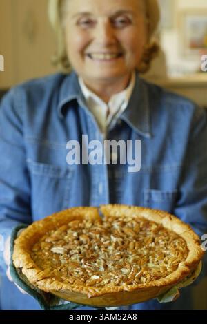 12. Oktober 2004 - USA - KRT FOOD STORY SLUGGED: PEKANS KRT FOTO VON JILL JOHNSON/FORT WORTH STAR-TELEGRAMM (DALLAS OUT) (15. November) Nancy Leonard zeigt ihren Pekannkuchen aus einem Familienrezept, das aus Pekannüssen von Paul Leonard Jr in seinen Obstgärten in Goldthwaite, Texas hergestellt wird. (nk) 2004 (Bild: © Jill Johnson/mct/ZUMAPRESS.com) Stockfoto