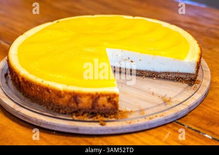Ein Stück Dayap-Käsekuchen, serviert in einem lokalen Café in Iloilo City, Philippinen. Ein erfrischendes Dessert mit einheimischer Limette und cremiger Füllung. Stockfoto