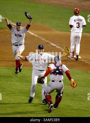 27. OKTOBER 2004 - USA - KRT SPORTS STORY SLUGGED: BBO-SERIE KRT FOTO VON LAURIE SKRIVAN/ST. LOUIS POST-DISPATCH (28. OKTOBER) ST. LOUIS, MO – Boston Pitcher Keith Foulke, Mitte, bereitet sich darauf vor, den Fänger Jason Varitek zu umarmen, als der erste Baseman Doug Mientkiewicz am Mittwoch, den 27. Oktober 2004 in St. Louis, Missouri den Sieg der Red Sox 3-0 über die St. Louis Cardinals feiert. Die Red Sox gewannen die Serie, indem sie die Cardinals durchführten. (smd) 2004 (Bild: © Laurie Skrivan/mct/ZUMAPRESS.com) Stockfoto