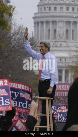 28. Okt. 2004 - USA - KRT US-NEWS-STORY SCHLEPPTE: KERRY KRT FOTO VON CHUCK KENNEDY/KRT (28. OKTOBER) -- MADISON, WI -- der demokratische Präsidentschaftskandidat John Kerry begrüßt Unterstützer nach einer Kampagne auf dem Weg mit Bruce Springsteen in Madison Wisconsin Donnerstag, 28. Oktober 2004. (CWK) (Kreditbild: © Chuck Kennedy/mct/ZUMAPRESS.com) Stockfoto