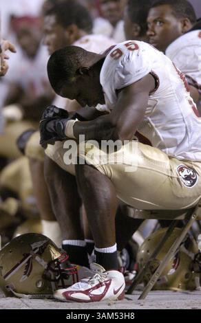 Oktober 30, 2004 - USA - KRT SPORTS STORY SLUGGED: FLORIDAST-MARYLAND KRT FOTO VON STEVE DESLICH/KRT (Oktober 30) COLLEGE PARK, MD - Florida State Defensive End Kamerion Wimbley (95) hängt seinen Kopf in den letzten Minuten der Niederlage der Seminolen gegen die Maryland Terrapins 20-17, Samstag, 30. Oktober 2004, im College Park Maryland. (smd) 2004 (Kreditbild: © Steve Deslich/mct/ZUMAPRESS.com) Stockfoto