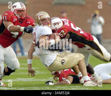 Oktober 30, 2004 - USA - KRT SPORTS STORY SLUGGED: FLORIDAST-MARYLAND KRT FOTO VON STEVE DESLICH/KRT (Oktober 30) COLLEGE PARK, MD - Maryland Verteidiger Kevin Eli (41) und D'Qwell Jackson (52) entließen Florida State Quarterback Wyatt Sexton (19) während der ersten Hälfte des Seminoles-Spiels gegen die Terrapins, Samstag, 30. Oktober 2004, im College Park Maryland. (smd) 2004 (Kreditbild: © Steve Deslich/mct/ZUMAPRESS.com) Stockfoto