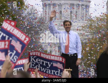 28. Okt. 2004 - USA - KRT US-NEWS-STORY SCHLEPPTE: KERRY KRT FOTO VON CHUCK KENNEDY/KRT (28. OKTOBER) -- MADISON, WI -- der demokratische Präsidentschaftskandidat John Kerry begrüßt Unterstützer nach einer Kampagne auf dem Weg mit Bruce Springsteen in Madison Wisconsin Donnerstag, 28. Oktober 2004. (CWK) (Kreditbild: © Chuck Kennedy/mct/ZUMAPRESS.com) Stockfoto
