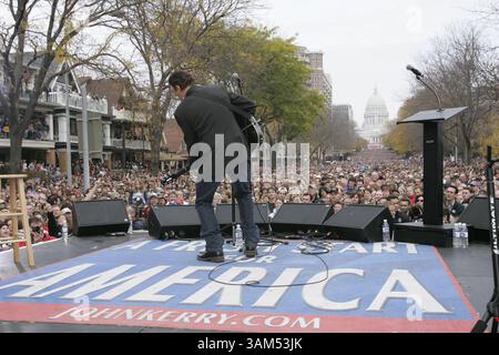 28. Oktober 2004 - USA - KRT US NEWS STORY SLUGGED: KERRY KRT FOTO VON CHUCK KENNEDY/KRT (28. OKTOBER) -- MADISON, WI -- Bruce Springsteen tritt für eine John Kerry Rallye in Madison Wisconsin auf Donnerstag, 28. Oktober 2004. (CWK) (Kreditbild: © Chuck Kennedy/mct/ZUMAPRESS.com) Stockfoto