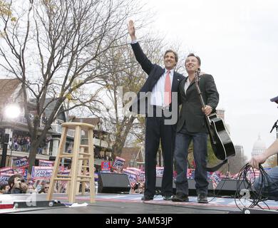 28. Oktober 2004 - USA - KRT US NEWS STORY SCHLEPPTE: KERRY KRT FOTO VON CHUCK KENNEDY/KRT (28. OKTOBER) -- MADISON, WI -- der demokratische Präsidentschaftskandidat John Kerry schloss sich dem Wahlkampf mit Bruce Springsteen am Donnerstag, 28. Oktober 2004 an. (CWK) (Kreditbild: © Chuck Kennedy/mct/ZUMAPRESS.com) Stockfoto