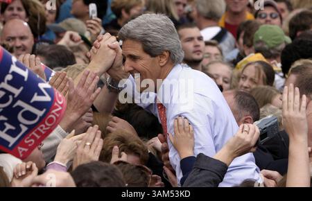 28. Okt. 2004 - USA - KRT US-NEWS-STORY SCHLEPPTE: KERRY KRT FOTO VON CHUCK KENNEDY/KRT (28. OKTOBER) -- MADISON, WI -- der demokratische Präsidentschaftskandidat John Kerry begrüßt Unterstützer nach einer Kampagne auf dem Weg mit Bruce Springsteen in Madison Wisconsin Donnerstag, 28. Oktober 2004. (CWK) (Kreditbild: © Chuck Kennedy/mct/ZUMAPRESS.com) Stockfoto