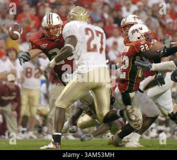 Oktober 30, 2004 - USA - KRT SPORTS STORY SLUGGED: FLORIDAST-MARYLAND KRT FOTO VON STEVE DESLICH/KRT (Oktober 30) COLLEGE PARK, MD - Maryland Running Back Sammy Maldonado (29) fummelt den Ball im dritten Viertel von Marylands verärgertem Sieg 20-17 über Florida State, Samstag, 30. Oktober 2004, im College Park Maryland. (smd) 2004 (Kreditbild: © Steve Deslich/mct/ZUMAPRESS.com) Stockfoto