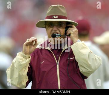 Oktober 30, 2004 - USA - KRT SPORTS STORY SLUGGED: FLORIDAST-MARYLAND KRT FOTO VON STEVE DESLICH/KRT (Oktober 30) COLLEGE PARK, MD - Florida Head Coach Bobby Bowden hält ein Headset, während er während der ersten Hälfte der Niederlage der Seminoles 20-17 gegen die Maryland Terrapins am Samstag, 30. Oktober 2004, im College Park Maryland spricht. (smd) 2004 (Kreditbild: © Steve Deslich/mct/ZUMAPRESS.com) Stockfoto