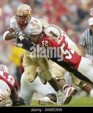 Oktober 30, 2004 - USA - KRT SPORTS STORY SLUGGED: FLORIDAST-MARYLAND KRT FOTO VON STEVE DESLICH/KRT (Oktober 30) COLLEGE PARK, MD - Maryland's D'Qwell Jackson (52) bringt Florida State Running Back Lorenzo Booker (28) während der ersten Hälfte des Seminoles-Spiels gegen die Terrapins, Samstag, 30. Oktober 2004, im College Park Maryland. (smd) 2004 (Kreditbild: © Steve Deslich/mct/ZUMAPRESS.com) Stockfoto