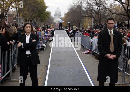 28. Okt. 2004 - USA - KRT US-NACHRICHTENGESCHICHTE SCHLEPPTE: KERRY KRT FOTO VON CHUCK KENNEDY/KRT (28. OKTOBER) -- MADISON, WI -- Mitglieder des Secret Service geben wachsames Auge, als der demokratische Präsidentschaftskandidat John Kerry am Donnerstag, 28. Oktober 2004 in Madison Wisconsin vormarschiert. (CWK) (Kreditbild: © Chuck Kennedy/mct/ZUMAPRESS.com) Stockfoto