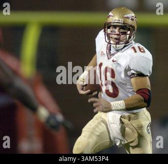Oktober 30, 2004 - USA - KRT SPORTS STORY SLUGGED: FLORIDAST-MARYLAND KRT FOTO VON STEVE DESLICH/KRT (Oktober 30) COLLEGE PARK, MD - Florida State Quarterback Chris Rix (16) sucht nach Platz, um im vierten Quartal der Niederlage der Seminoles gegen die Maryland Terrapins 20-17 am Samstag, 30. Oktober 2004 im College Park Maryland zu laufen. (smd) 2004 (Kreditbild: © Steve Deslich/mct/ZUMAPRESS.com) Stockfoto