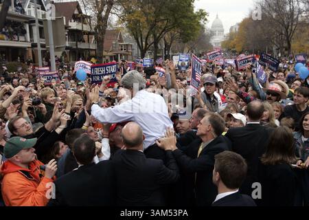 28. Okt. 2004 - USA - KRT US-NEWS-STORY SCHLEPPTE: KERRY KRT FOTO VON CHUCK KENNEDY/KRT (28. OKTOBER) -- MADISON, WI -- der demokratische Präsidentschaftskandidat John Kerry begrüßt Unterstützer nach einer Kampagne auf dem Weg mit Bruce Springsteen in Madison Wisconsin Donnerstag, 28. Oktober 2004. (CWK) (Kreditbild: © Chuck Kennedy/mct/ZUMAPRESS.com) Stockfoto