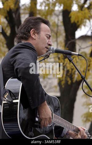 28. Okt. 2004 - USA - KRT US-NEWS STORY SCHLEPPTE: KERRY KRT FOTO VON CHUCK KENNEDY/KRT (28. OKTOBER) -- MADISON, WI -- Bruce Springsteen spielt ein Lied während der Kampagne in Madison Wisconsin Donnerstag, 28. Oktober 2004 für den demokratischen Präsidentschaftskandidaten John Kerry mit (CWK) (Credit Image: © Chuck Kennedy/mct/ZUMAPRESS.com) Stockfoto
