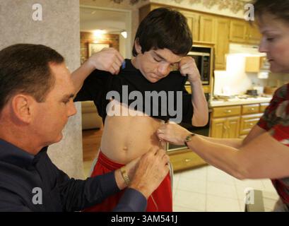 30. September 2004 - USA - KEINE MAGIE, KEINE VERKÄUFE -- KRT US NEWS STORY SCHLEPPTE: MED-CURE KRT FOTO VON VERNON BRYANT/DALLAS MORNING NEWS (2. Dezember) Ryan Dant erhält im September 2004 Enzymbehandlungen für eine seltene Krankheit in seinem Haus in Carrollton, Texas. Ryan, 16, hat die Krankheit so weit geschlagen, als er geboren wurde, die meisten Spezialisten dachten, er würde nicht über 15 leben. (gsb) 2004 (Vielfalt) (Bild: © Dallas Morning News/mct/ZUMAPRESS.com) Stockfoto