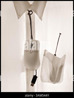 21. Oktober 2004 - USA - KEINE MAGIE, KEINE VERKÄUFE -- KRT US NEWS STORY SCHLEPPTE: CPT-HIGHTECHLIFE KRT FOTO ILLUSTRATION VON TOM REESE/SEATTLE TIMES (25. Dezember) Technologie hat uns erlaubt, überall und jederzeit zu arbeiten. Aber manche behaupten, dass das das Problem ist. Wenn wir daran angeschlossen sind, sind wir auf Ablenkung gestresst. (cdm) 2004 (Kreditbild: © Tom Reese/mct/ZUMAPRESS.com) Stockfoto