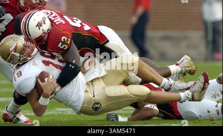 Oktober 30, 2004 - USA - KRT SPORTS STORY SLUGGED: FLORIDAST-MARYLAND KRT FOTO VON STEVE DESLICH/KRT (Oktober 30) COLLEGE PARK, MD - Maryland's D'Qwell Jackson (52) entführt Florida State Quarterback Wyatt Sexton (19) während der ersten Hälfte des Terrapins 20-17 Sieges über die Seminolen, Samstag, 30. Oktober 2004, im College Park Maryland. (smd) 2004 (Kreditbild: © Steve Deslich/mct/ZUMAPRESS.com) Stockfoto
