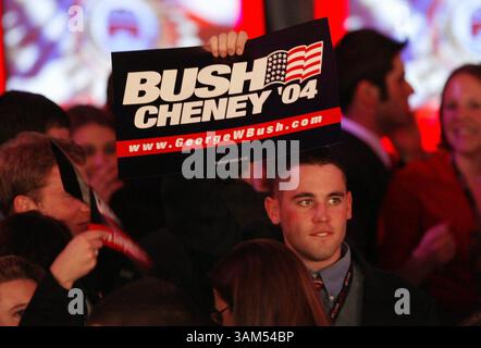 2. November 2004 - USA - KRT US NEWS STORY SLUGGED: ELECTION-BUSH KRT FOTO VON HARRY E. WALKER (2. November) WASHINGTON, DC - Ein junger Bush Unterstützer zeigt seinen Geist während der Wahlabendparty für Präsident George W. Bush im Ronald Reagan Building and International Trade Center in Washington, D.C., Dienstag Abend, 2. November 2004. (smd) 2004 (Foto: © Harry E. Walker/mct/ZUMAPRESS.com) Stockfoto