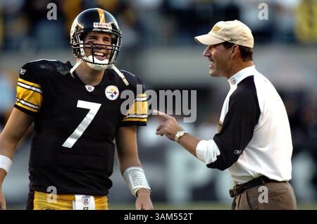 7. November 2004 - USA - KRT SPORTS STORY SLUGGED: EAGLES-STEELERS KRT FOTO VON VICKI VALERIO/PHILADELPHIA INQUIRER (7. November) PITTSBURGH, PA - Pittsburgh Steelers Quarterback Ben Roethlisberger lacht, als Steelers Cheftrainer Bill Cowher ihm Anweisungen während einer Nebenkonferenz gibt, die spät im Spiel gegen die Philadelphia Eagles steht. Die Steelers besiegten die Eagles am 7. November 2004 bei Heinz Field in Pittsburgh, Pennsylvania. (cdm) 2004. (Kreditbild: © Vicki Valerio/mct/ZUMAPRESS.com) Stockfoto