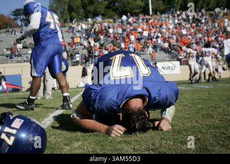 13. November 2004 - USA - KRT SPORTS STORY SLUGGED: BOISESTAMP-SANJOSESTAMP KRT FOTO VON NHAT V. MEYER/SAN JOSE MERCURY NEWS (13. November) SAN JOSE, CA -- der Quarterback der San JOSE State University Adam Tafralis (17) reagiert am Samstag, 13. November 2004, nach der zweiten Überstunden, nachdem er gegen die Boise State University im Spartan Stadium in San JOSE, Kalifornien, Kalifornien, angegriffen wurde. San Jose State verlor in doppelten Überstunden, 49-56. (nk) 2004 (Bild: © Nhat V. Meyer/mct/ZUMAPRESS.com) Stockfoto