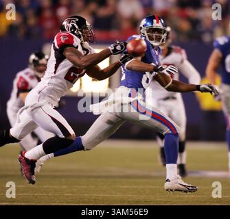 21. November 2004 - USA - KRT SPORTS STORY SLUGGED: FALCONS-RIESEN KRT FOTO VON PAUL BERESWILL/NEWSDAY (21. November) EAST RUTHERFORD, NJ - Giants' Amani Toomer beobachtet, wie ein für ihn bestimmter Eli Manning Pass von der Falcons' DeAngelo Hall im dritten Viertel ihres Spiels im Giants Stadium am Sonntag, 21. November 2004, fast abgefangen wird. (Mvw) 2004 (Bild: © Paul Bereswill/mct/ZUMAPRESS.com) Stockfoto