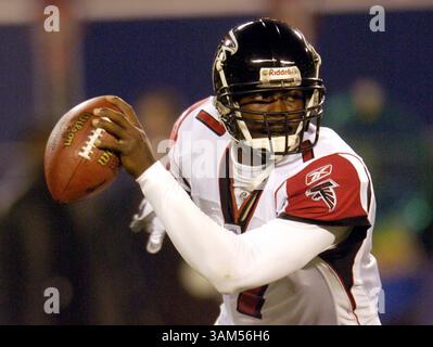 21. November 2004 - USA - KRT SPORTS STORY SLUGGED: FALCONS-RIESEN KRT FOTO VON PAUL BERESWILL/NEWSDAY (21. November) EAST RUTHERFORD, NJ - Falcons Quarterback Michael Vick im Kampf gegen die Giants während ihres Spiels im Giants Stadium am Sonntag, 21. November 2004. (Mvw) 2004 (Bild: © Paul Bereswill/mct/ZUMAPRESS.com) Stockfoto