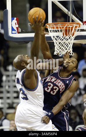 1. Dezember 2004 - USA - KRT SPORTS STORY SLUGGED: NETS-WIZARDS KRT FOTO VON HARRY E. WALKER/KRT (1. Dezember) -- WASHINGTON, DC -- New Jersey Nets Alonzo Mourning (33) blockiert den Schussversuch von Washington Wizards Brendan Haywood (33) während ihres Spiels im MCI Center in Washington, D.C. am Mittwochabend. (hew) 2004 (Bild: © Harry Walker/mct/ZUMAPRESS.com) Stockfoto
