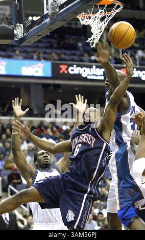 1. Dezember 2004 - USA - KRT SPORTS STORY SLUGGED: NETS-WIZARDS KRT FOTO VON HARRY E. WALKER/KRT (1. Dezember) -- WASHINGTON, DC -- New Jersey Nets Travis Best (6) fährt zum Korb rund um Washington Wizards Brendan Haywood (33) während ihres Spiels im MCI Center in Washington, D.C., Mittwochabend. (hew) 2004 (Bild: © Harry Walker/mct/ZUMAPRESS.com) Stockfoto